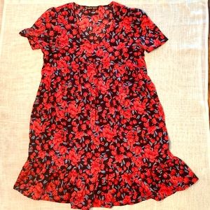 SHEIN NEW Short Sleeve Dress.  Floral pattern with Ruffle hem.  Size Medium. NEW